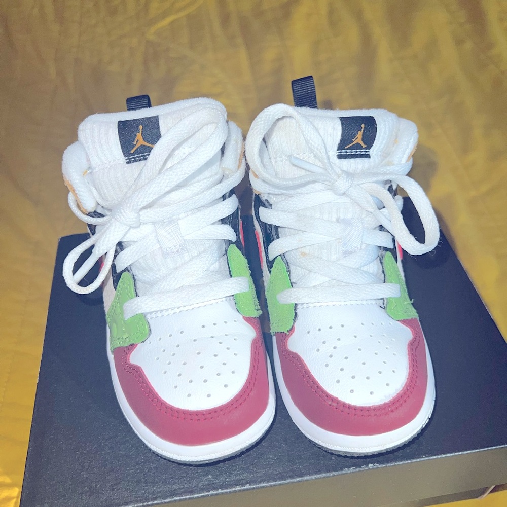 Nike boys toddler size 7 Jordan 1 mid se